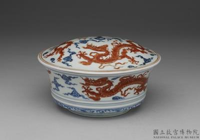 图片[2]-Lidded bowl with clouds and dragons decoration in underglaze blue and overglaze red, Ming dynasty, Xuande reign (1426-1435)-China Archive